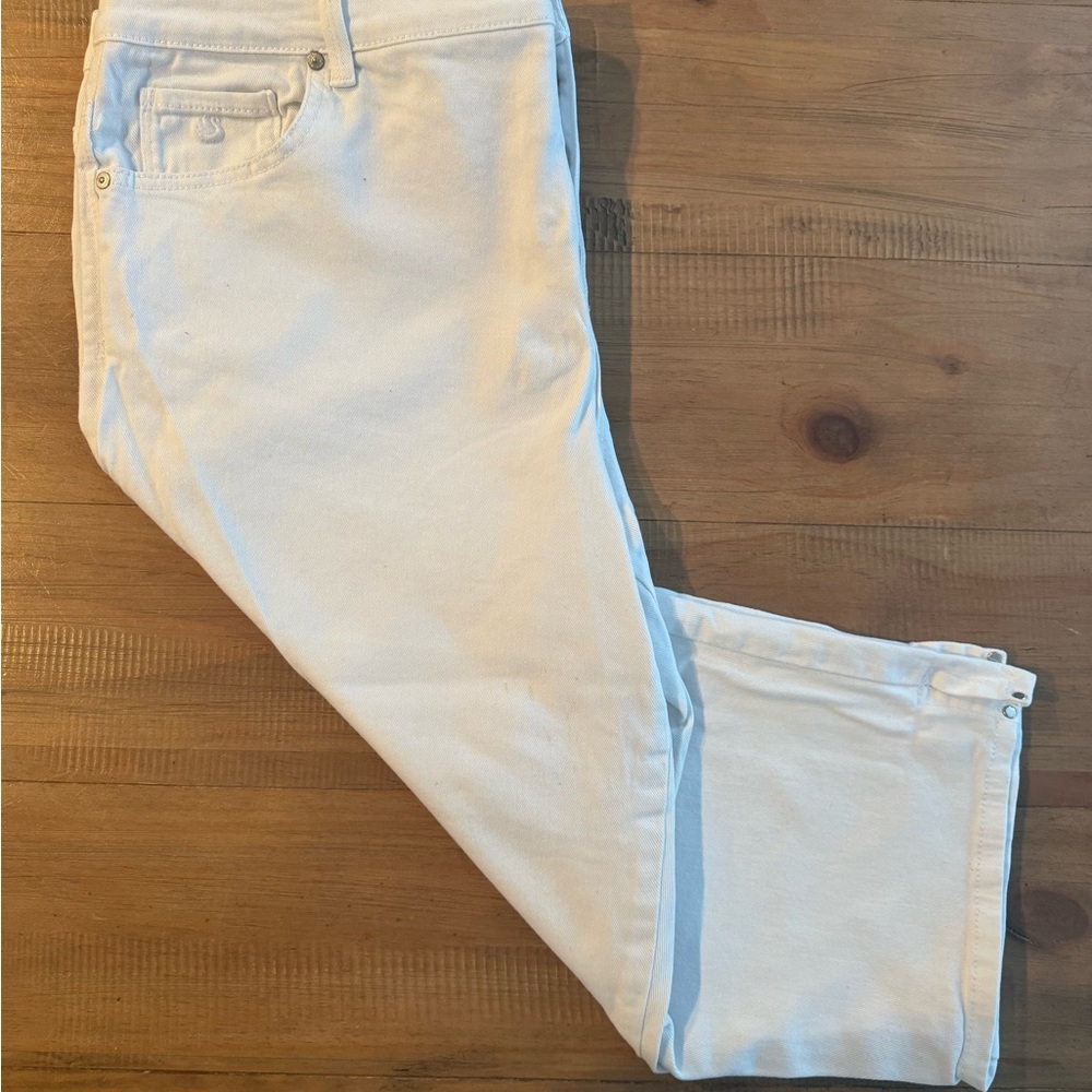 Women's White Stretch Capris